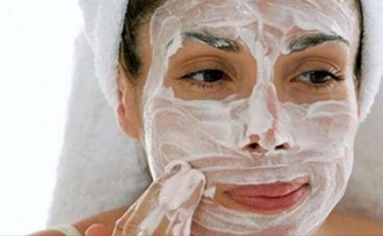 Аспирин чрезвычайно полезен в качестве средства по уходу за кожей лица. Его положительные свойства: прекрасно справляется с акне, снижает уровень пигментации и удаляет ороговевшие частицы наряду с излишками жировых отложений. Уже интересно? 