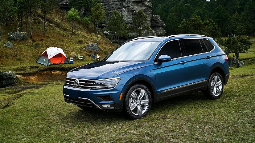 Volkswagen Tiguan идет в ногу со временем, у него стильный и элегантный дизайн, который как нельзя лучше подчеркнет индивидуальность и характер своего владельца. Такой автомобиль будет отлично смотреться как на оживленных городских улицах, так и на грунтовой дороге вдали от цивилизации. 