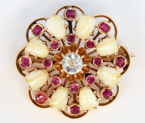 Золотая брошка с турмалинами и зубами, 19 век