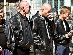 Российский уголовный мир никогда не тяготел к анархии. По примеру государства он тоже пытался установить свои собственные законы, которых надлежало придерживаться уркаганам. В конце 1980-х, после горбачевских реформ, криминалитет поднял голову, и даже обычные люди вынуждены были познакомиться с его правилами, узнавая, что такое «предъявы», «терки», «стрелки», «разборки», «разводки» и прочее.