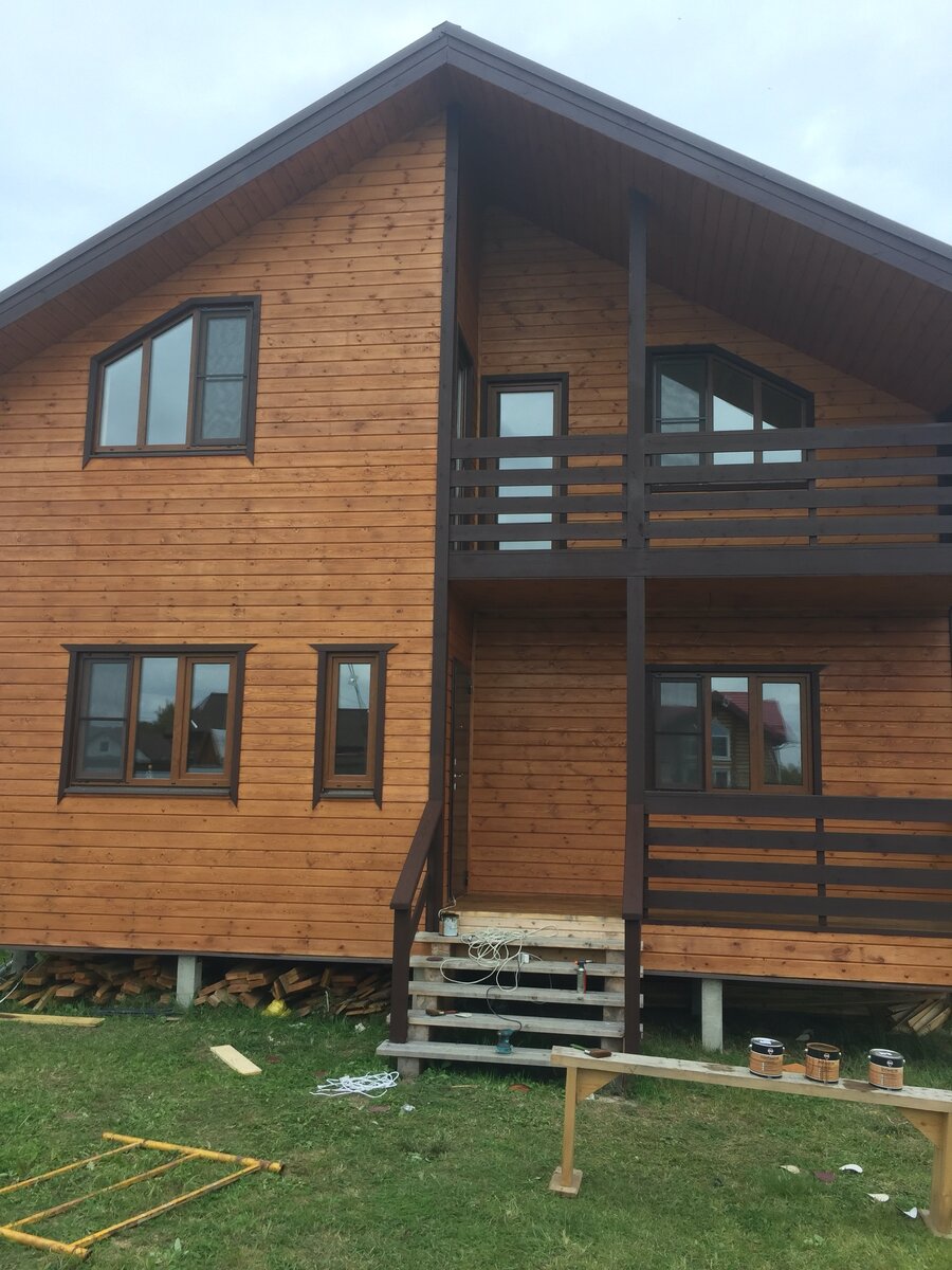 Дом покрыт маслом Decken BioFasad Oil цвет дуб, ограждающие конструкции и наличники покрыты Decken ColorFasad Oil   цвет тёмно-коричневый