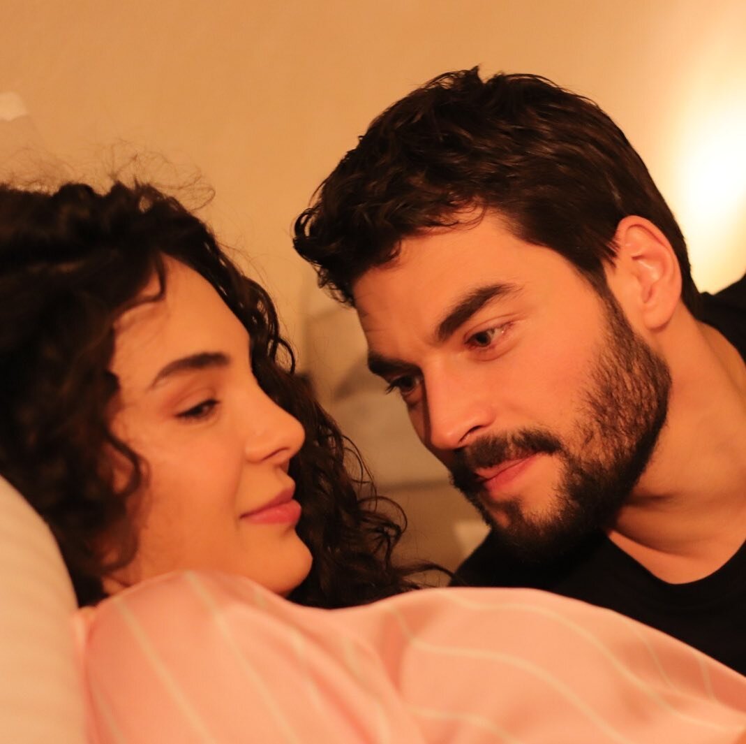 ЭБРУ ШАХИН В РОЛИ РЕЙАН С АКЫНОМ АКИНЕЗЮ В РОЛИ МИРАНА