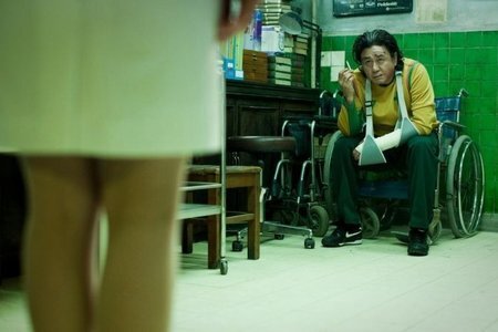 Чхве Мин Сик в роли Маньяка. Кадр из фильма "Я Видел Дьявола".