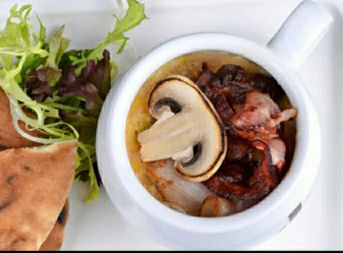 Омлет с беконом, грибами и питой