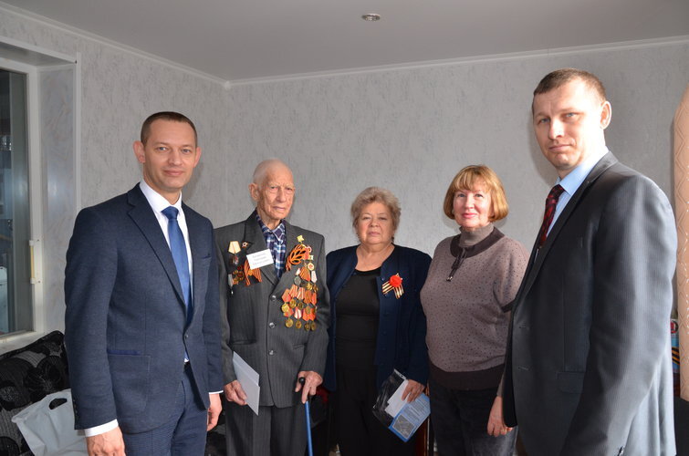 В преддверии 77-летия Победы под Сталинградом глава городского округа город Михайловка Сергей Анатольевич Фомин, председатель городского Совета ветеранов Тамара Владимировна Аханова и директор медицинского центра «Спектр-диагностика» в Михайловке Владимир Викторович Бочаров поздравили участников Сталинградской битвы с наступающим праздником, побывав у них дома.