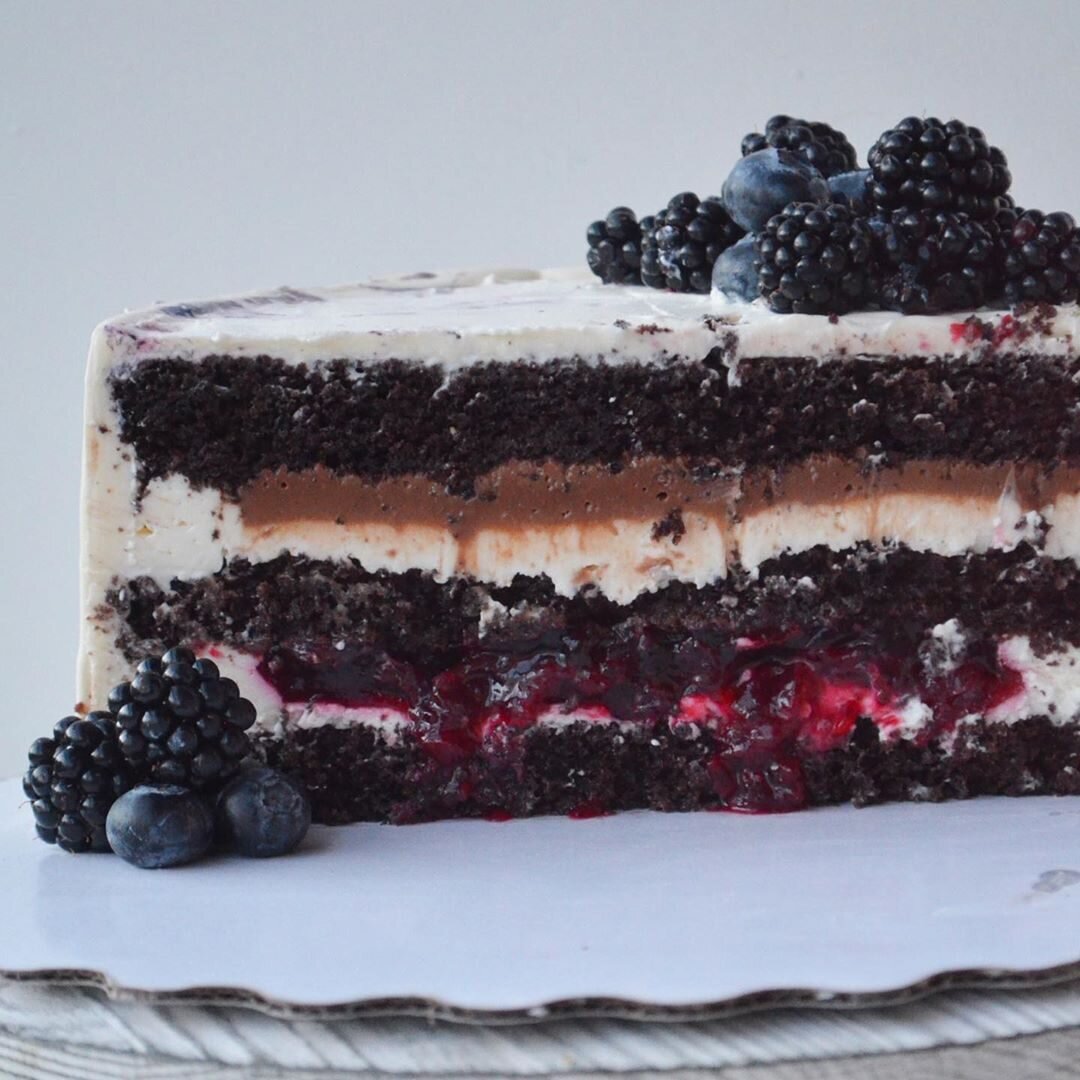  Этот рецепт не сложный, но на выходе получается безумно вкусный, очень нежный,насыщенный шоколадный торт с кислинкой вишни  ⠀  Самая фишка в бисквите, он безумно нежный и очень очень шоколадный, он прекрасен даже как самостоятельный десерт.   Диаметр формы 18см  ⠀  Бисквит:  Масло слив. 100 г  Мука 100 г  Разрыхлитель 11 г  Сахар 150 г  Сахар ванильный 10 г  Соль 1 щепотка  Шоколад горький 100 г(берите качественный, не менее 70%)  Яйца 4 шт  ⠀  1.Отделить желтки от белков.  2.Масло комн. темп. соединить с 50 г сахара и ванильным сахаром, хорошо растереть.  3.Добавить к масляной смеси растопленный на водяной бане или в импульсном режиме в микроволновке (по 15сек, каждый раз перемешивая) шоколад.  4. Добавить в шоколадно-масляную смесь по одному желтку, каждый раз хорошо растирая.  5. После того, как ввели желтки, добавить в тесто просеянную муку с разрыхлителем, соль.  6. Белки взбить с остальным сахаром до устойчивых пиков и порциями вмешать в тесто.  7. Выпекать 40-50 минут при 170°С. Готовность проверить деревянной шпажкой.  8. Готовый перевернуть на решетку, остудить, завернуть в пленку и убрать в холодильник на 2-3 часа, лучше на ночь(не игнорируйте этот момент)  Для насыщенного цвета бисквита, замените 20 г муки на 20 г хорошего какао, если нет хорошего, ничего не меняйте, цвет будет менее насыщенный. Зато вкус останется превосходный  ⠀  Шоколадный ганаш  Молочный шоколад 100 г(берите хороший вкусный шоколад)  Сливки 33% 50 г  ⠀  1. Растопить шоколад.  2. Добавить сливки, перемешать до однородного .состояния, поставить в холодильник до загустения.  ⠀  Вишневое компоте  Замороженная вишня 200 г  40 г воды  2 г лимонной кислоты  40 г сахара  6 г желатина  Замочить желатин на 10 мин, вишню ,воду ,сахар, лимон.кислоту соединить в сотейнике и довести до кипения, проварить пару минут, выкл,добавить туда желатин, перемешать. Убрать в морозилку на 30-60 мин  ⠀  Крем чиз  750 г творожного сыра (Виолетте)  150 г сливок 33%  50-70 г сах.пудры 