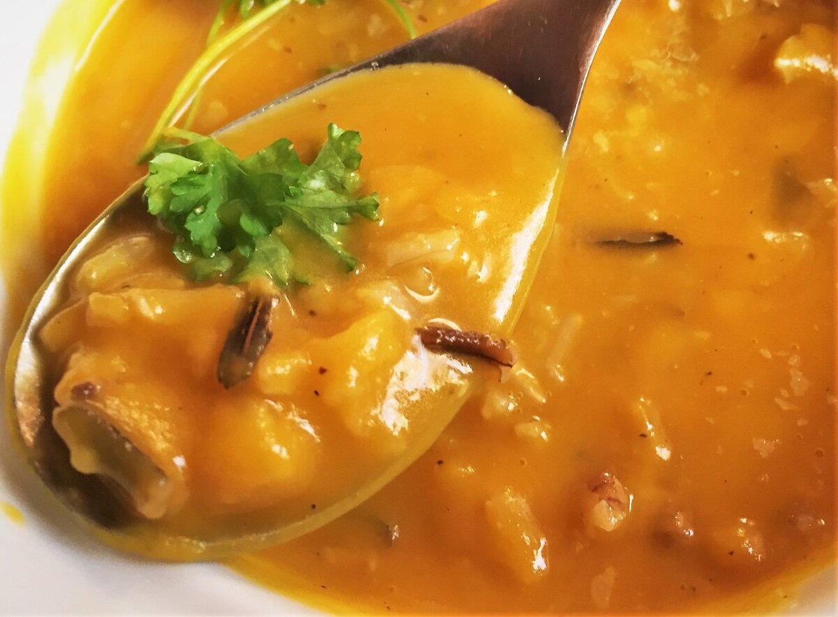 Суп грибной с тыквой пюре. Тыквенное пюре с грибами. Тыквенное пюре с грибами. Грибной суп с тыквой. Суп с шампиньонами.