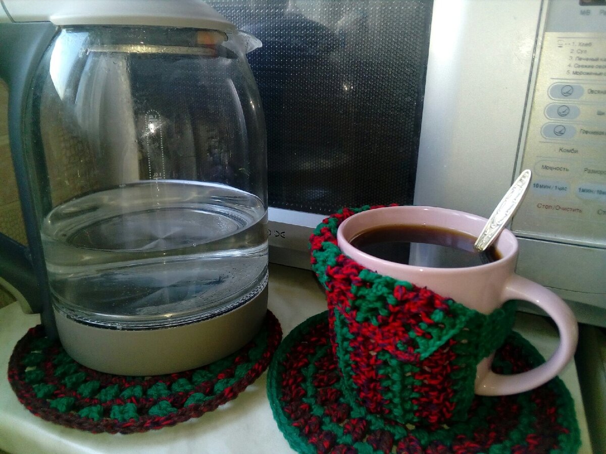 Подставочки под горячую посуду и свитерочек для кружки