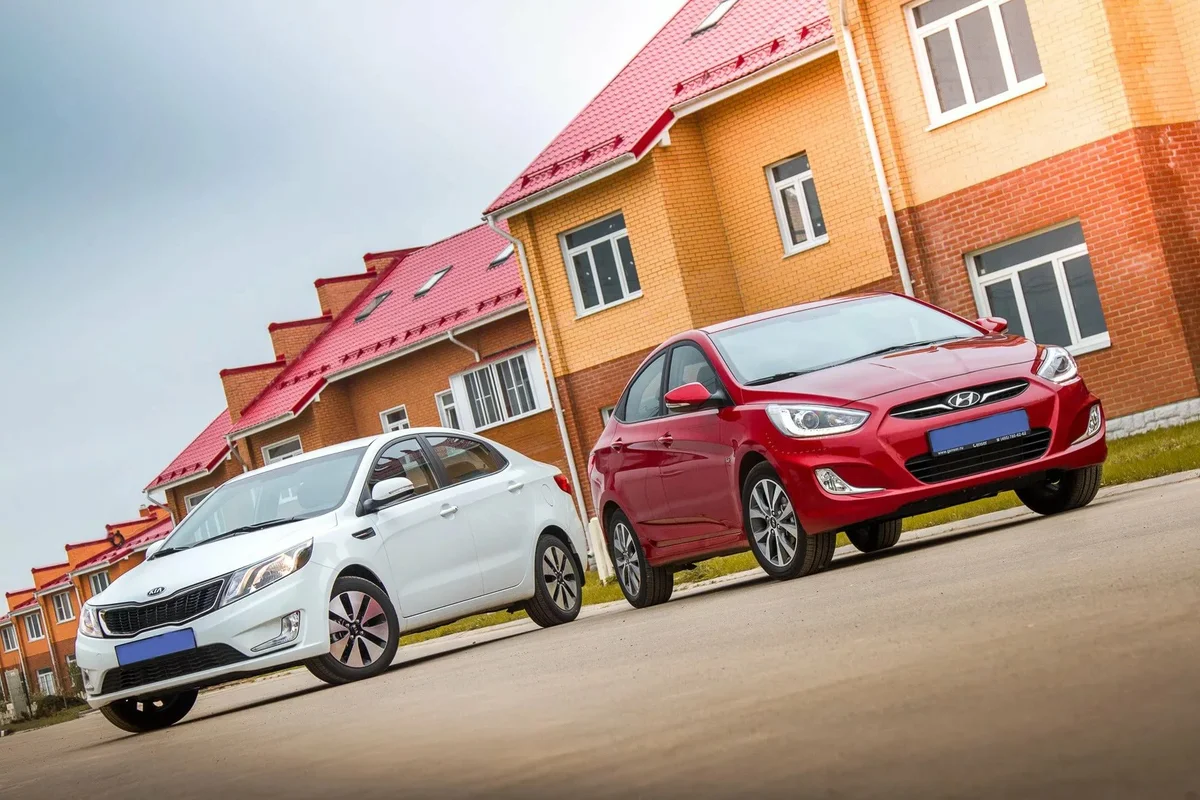 Общие автомобили. Kia Rio vs Hyundai Solaris 2017. Kia Rio vs Hyundai Solaris. Солярис Рио 2018. Kia Rio vs Hyundai Solaris 2021