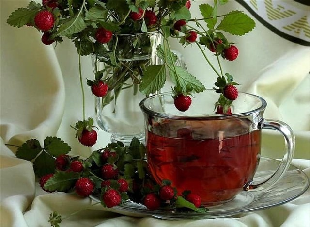 

Ароматный, вкусный и очень полезный для здоровья. Готовится он из листьев, ягод и цветков. Он наделяет организм множеством ценных веществ, в том числе витамином C, который укрепляет иммунную систему человека.  
Чай из лесного травянистого растения помогает: 

избавится от бессонницы; 
понизить артериальное давление; 
ослабить приступы тахикардии; 
урегулировать процессы кровотечения; 
вывести токсины из организма. 
Также чай наделен противомикробным и тонизирующим свойством. Для его приготовления необходимо: 

одна столовая ложка смеси из измельченных сухих ягод, листьев и цветков земляники; 
пятьсот миллилитров кипятка. 
Заготовленный растительный состав заливается горячей водой в емкость для заваривания, которую следует после наполнения хорошенько укутать. Чай настаивается пятнадцать минут. Пить его необходимо в теплом виде несколько раз в течение дня. Для вкуса можно добавить в напиток мед и лимон

картинка/ интернет
