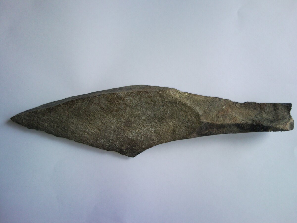 Самые древние ножи. Каменные орудия неандертальцев. Кремневые орудия неолита. Нож кремень палеолит. Кремниевый нож Неолит.