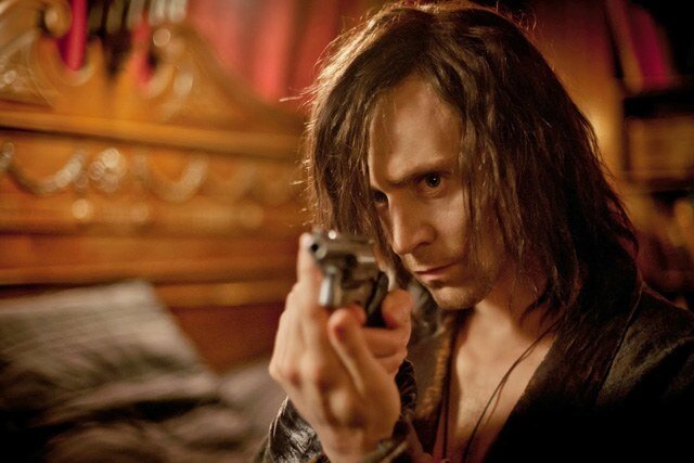 Адам (Том Хиддлстон)