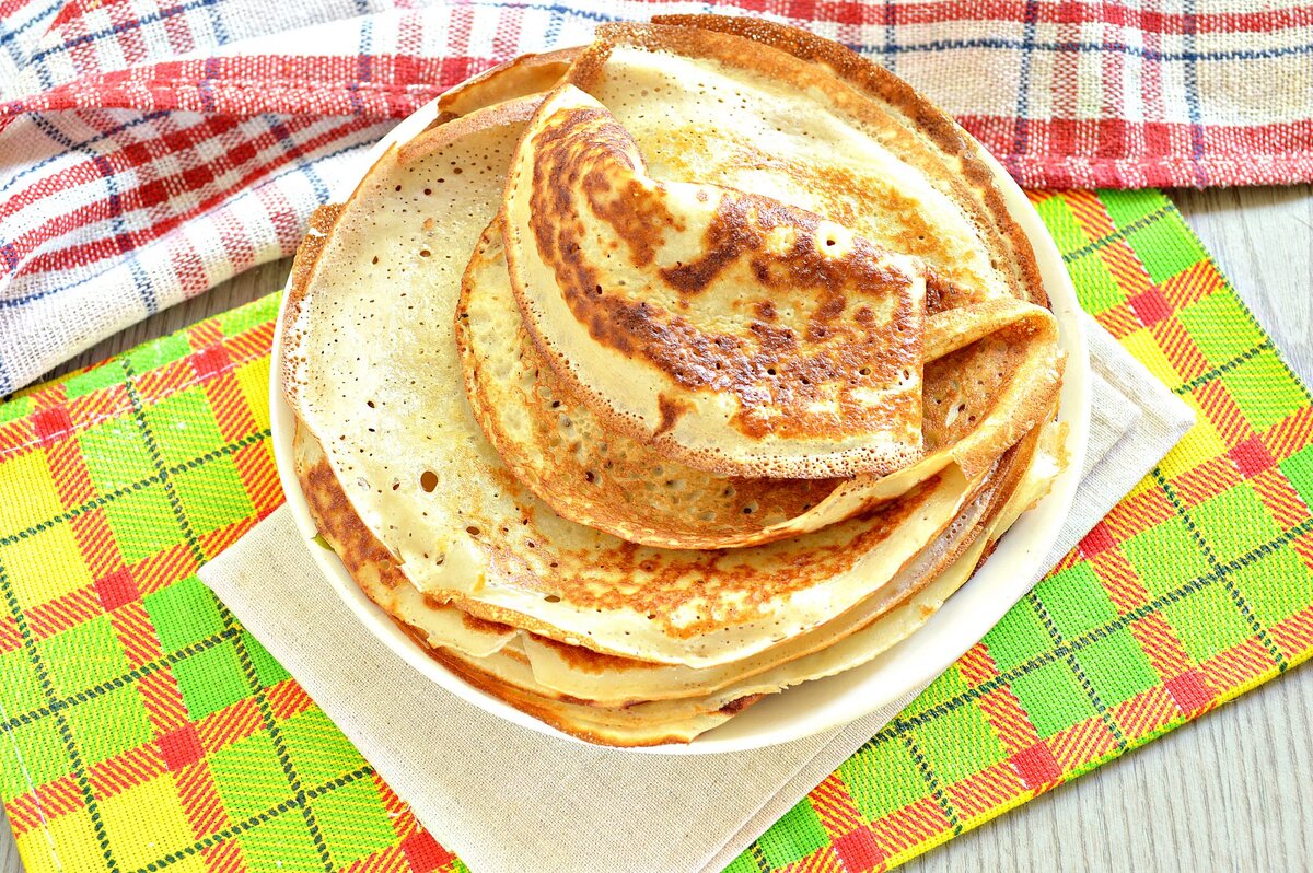 Молоко - 1,5 стакана (370 г)                                                                                                                            Яйца - 2 шт.
Сахар - 1-2 ст. ложки
Мука - 1 стакан (160 г)
Соль - 0,5 ч. ложки
Масло растительное - 2-3 ст. ложки (в т.ч. для смазывания сковороды)
Масло сливочное (для смазывания блинов) - 30-40 г