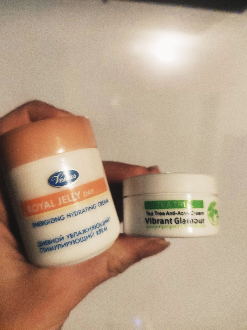 первый очень жирный утренний, а второй от высыпаний, с маслом чайного дерева