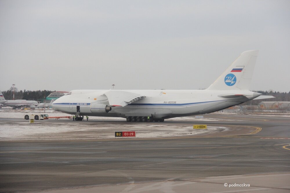 Самолёт Ан-124 «Руслан» в аэропорту Внуково