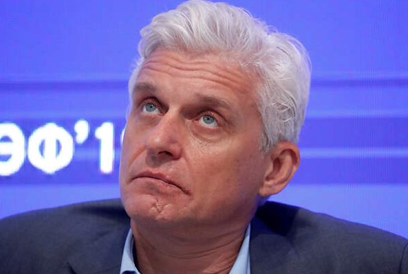 На этой фотографии Олег рассказывает про свою болезнь журналистам !