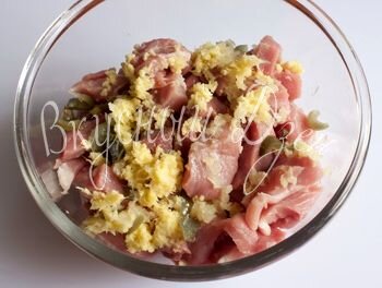 Мясо нарезаем на небольшие кусочки. Кладем в миску, добавляем натертый чеснок и нарубленные перчики с имбирем. Вливаем 200 мл воды, перемешиваем и оставляем в сторону. 