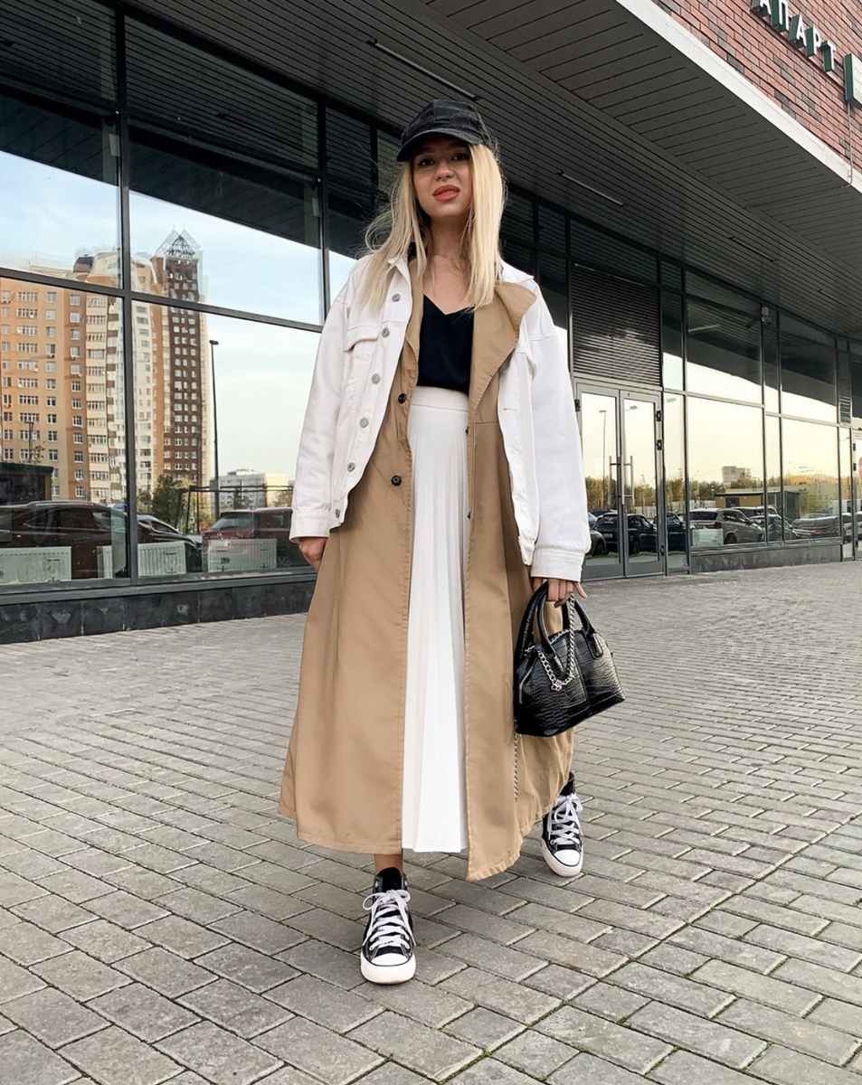 Все масс-маркет, кроме плаща - его шила сама. Кеды converse.