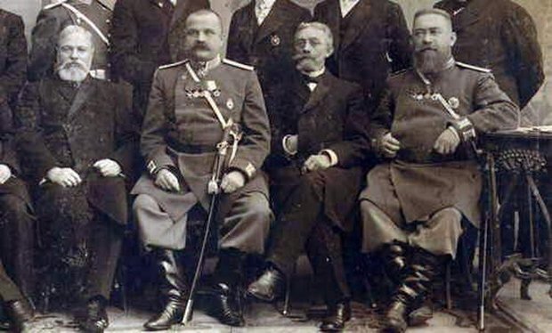 Полицмейстер Г.Г. Бухартовский — второй слева Источник : https://realnoevremya.ru/articles/107807-istoriya-usadby-buhartovskih-v-ufe
