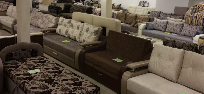 На фото - мебельный магазин  - не наш. Но очень похоже:   тоже диваны и тоже без людей