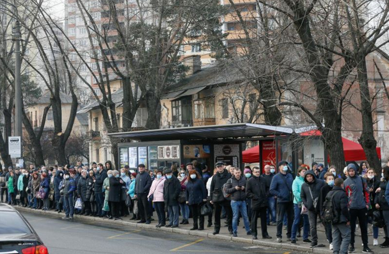 Транспортный коллапс в Киеве, где, как и в других крупных городах Украины. остановили метро