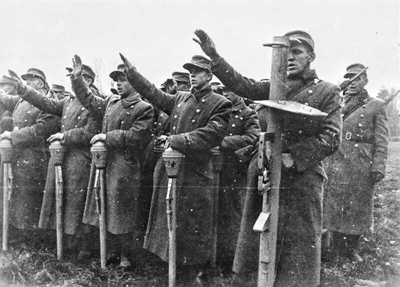 Восточнопрусский фольксштурм приносит клятву в конце 1944. на переднем плане боец вооружен многозарядным Панцершреком. Остальные с одноразовыми Панцерфаустом. У двоих еще есть винтовки. виднеются шевроны Фольскштурма на рукаве