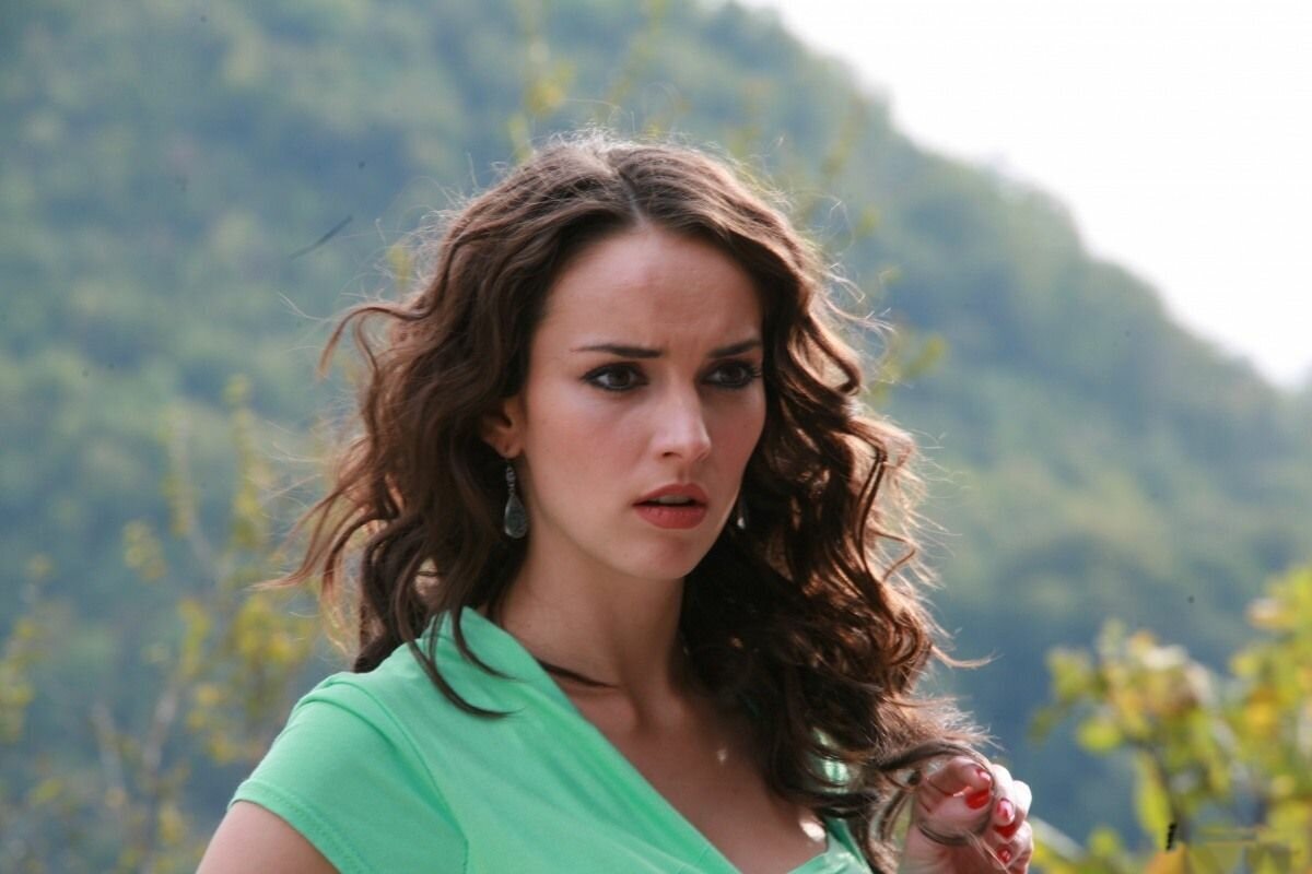 С Кармелитой мне тоже ничего не ясно. Как и с темой цыганщины в нашей стране. 
Судя по рейтингам сериала, а также целой куче песен, которые вовсю эксплуатируют цыганские мотивы, наш "потребитель контента" любит цыганскую эстетику. Но потом стоит заглянуть в интернет, а там... Цыгане не самые почитаемые члены общества. И есть за что, хоть и не всегда справедливо.

И тем не менее дешёвая, душная и абсолютно безвкусная мелодрама в лучших традициях бразильских сериалов, собирает у экранов сотни тысяч женщин. Я помню как это смотрела моя бабушка. Она сама не знала почему это смотрит, но смотрела и ей все нравилось.

"Обручальное кольцо" из той же оперы. Правда там авторы намудрили так сильно, что сами же не смогли разобраться со всеми хитросплетениями сюжета. А рейтинги тем временем упали и сериал был бесславно закрыт безо всякого внятного финала.

У меня есть подозрение, что это смотрят лишь потому, что смотреть больше нечего. По крайней мере так говорит моя мама, которая каждый вечер включает телек и смотрит очередной "шедевр" по России 1.

Да, у нее есть интернет, но искать там сериалы, копаться в них не хочется. Куда проще нажать кнопку и смотреть. Впрочем моя маман вовсю постигает Ютуб, так что на сериалы у нее все меньше времени.