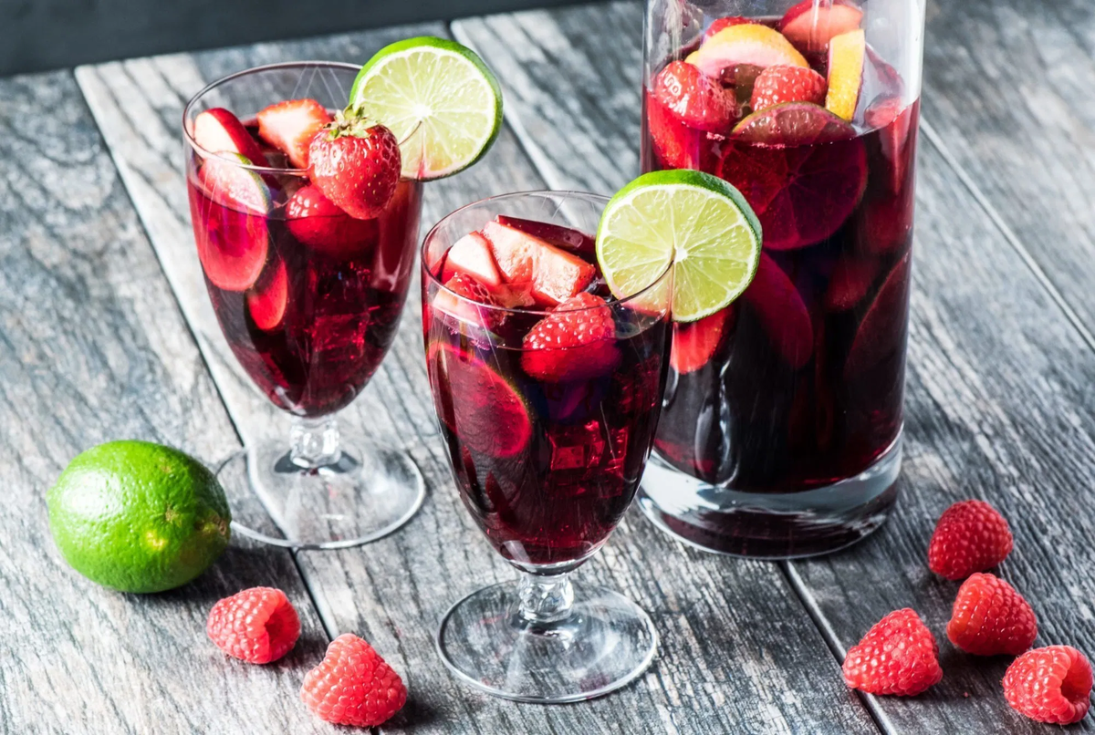 Сангрия - испаниский  среднеалкогольный напиток на основе вина