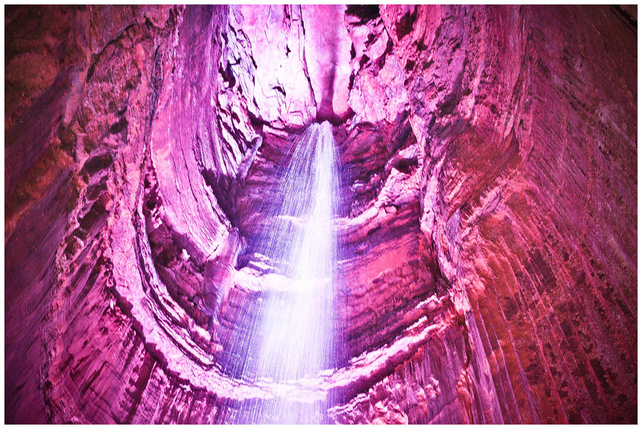 1. ПОДЗЕМНЫЙ ВОДОПАД РУБИ                                                                                                                                         Руби-Фоллс подземный 44,2 метровый водопад, расположенный внутри горы Лукаут  в штате Теннесси, США. Водопад был назван в честь жены химика Лео Ламберта открывшего его в 1920-х годах. Это место является Национальным историческим памятником.