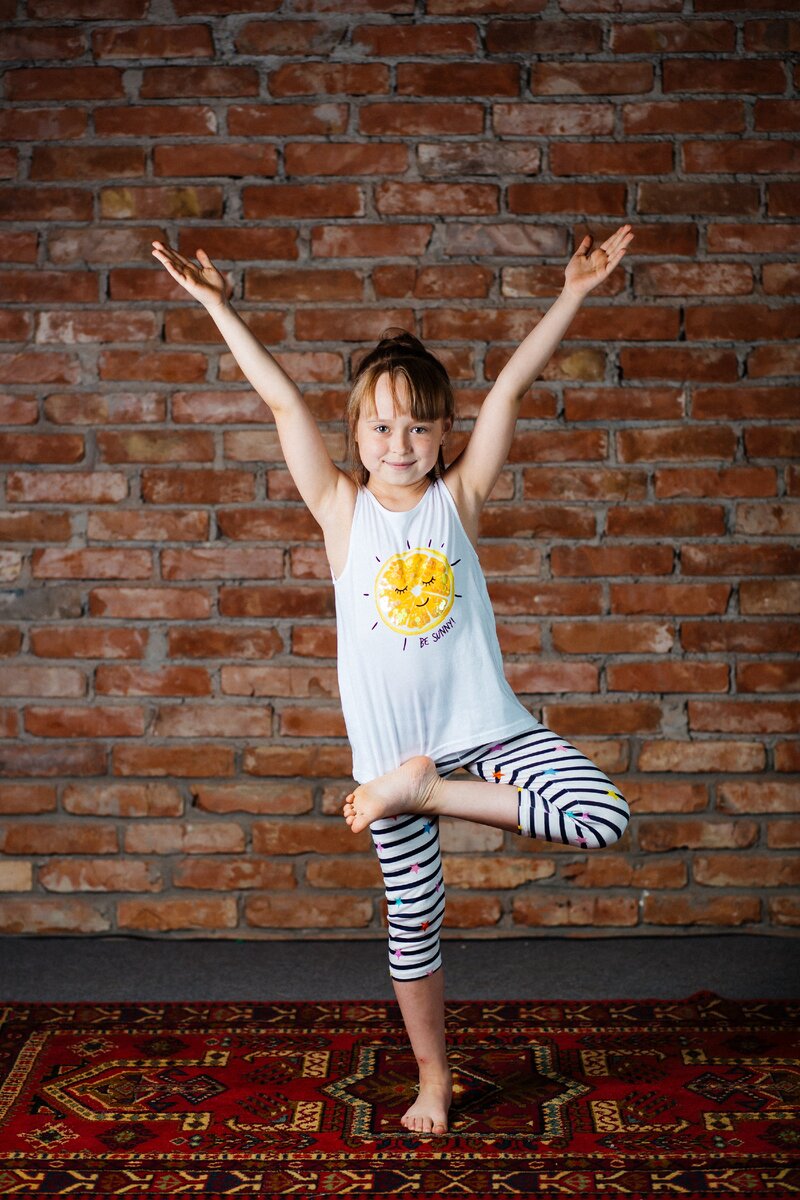 Поза дерево способствует формированию правильной осанки