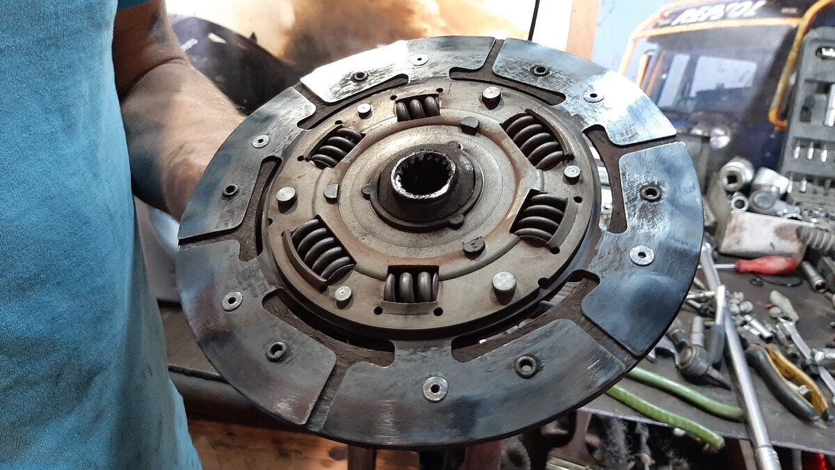 Вынув сцепление вскрылся ещё один сюрприз - диск сцепления стоял задом на перёд! В результате подтачивались болты маховика!