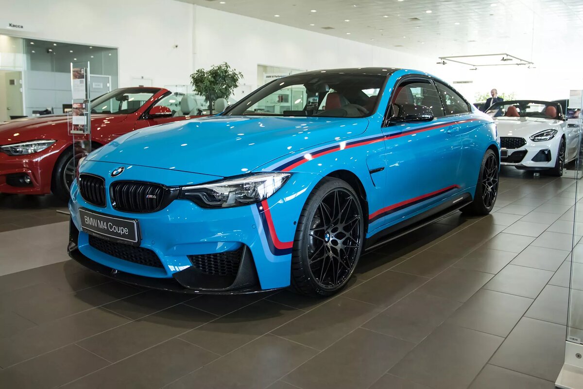 Так умопомрачительно быстро BMW M5 ускоряется с 0 до 200 км/ч. Превосходная тяга благодаря системе полного привода M xDrive в сочетании с выдающейся мощностью 8-цилиндрового двигателя M TwinPower Turbo обеспечивают разгонную динамику, которая раньше была доступна только для суперспорткаров. Также достойно упоминания: с 0 до 100 км/ч BMW M5 разгоняется за 3,3 секунды. 