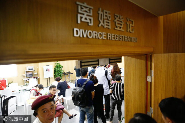 Очередь, чтобы оформить развод в первый день после завершения карантина