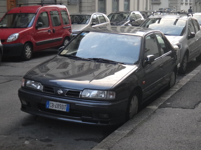 В 1990 году, в Европе, модель Bluebird была заменена на новую, которая называлась Nissan Primera. Сборка была налажена на заводе в Великобритании, где до этого собиралась предыдущая модель Bluebird. Автомобиль оснащался преимущественно передним приводом. На выбор были доступны 5-ступенчатая механическая и 4-ступенчатая автоматическая коробки передач. На заводе в Сандерленде также был налажен выпуск версии 4×4 с постоянным полным приводом ATTESA и механической 5-ступенчатой КПП. Полноприводные автомобили с левым рулём выпущены ограниченным тиражом в 1000 экземпляров: 744 седана и 256 хэтчбеков.  В линейке двигателей в разные годы были атмосферный дизельный CD20 и 4 бензиновых мотора: 90-сильный GA16DS с электронно-управляемым карбюратором, 102-сильный инжекторный GA16DE, 115-сильный моновпрысковый SR20Di, а также инжекторные SR20De и SR20DE, мощностью 125 и 150 лошадиных сил соответственно. На выбор предлагалось три типа кузова: 4-дверный седан, 5-дверные лифтбэк и универсал. Последний импортировался из Японии (название модели на родине — Avenir) и значительно отличался от европейских моделей, все кузовные панели универсала уникальны. Европейская версия Primera продавалась на разных рынках в модификациях L, LX, SLX, GS, GSX, SE, SRi, ZX, GT.   Автоматической КПП оснащались только 2-литровые мотор модификаций SLX, SGX, SR и SRi. Версия GT (ZX — на рынке Великобритании до 1991 года) со 150-сильным SR20DE и механической КПП отличалась также аэродинамическим обвесом, сиденьями с развитой боковой поддержкой и приборной панелью с тахометром, размеченным до 9000 об/мин, и показометром давления масла (до 1994 года). 