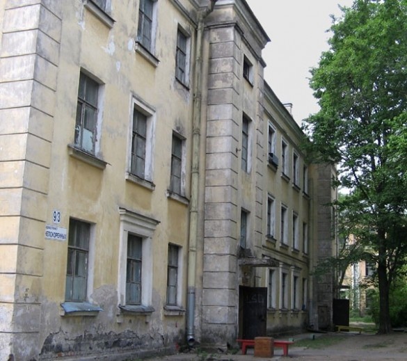 Один из трех домов под снос на проспекте Непокоренных. Фото: citywalls
