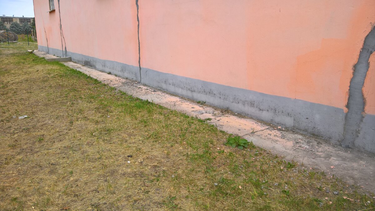 На этой отмостке лежит стяжка, она вся "бухтит".