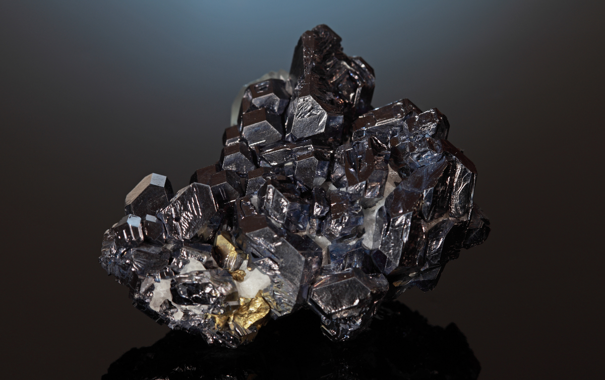 Характерная форма галенита, золотистый минерал - пирит, является сопутствующим