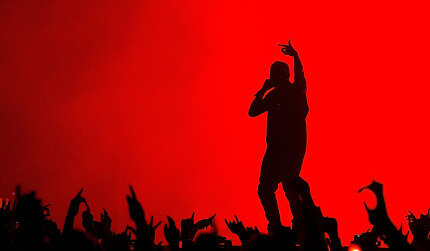 В далёком 1972 году популярный итальянский актёр, певец и композитор Адриано Челентано впервые представил слушателям композицию с удивительным названием «Prisencolinensinainciusol». Песня имела не только странное заглавие, но и содержание, которое было наполнено ничего не обозначающими вымышленными словами. Помимо того, необычным было и само исполнение композиции, так как певец слова не пропевал, а проговаривал под музыку. Тогда ещё никто даже не подразумевал, что через десять лет подобное исполнение возродиться в Америке, поначалу ради развлечения и удовольствия, а затем станет одной из важных составляющих не только суперпопулярного хип-хопа, но и других музыкальных жанров.