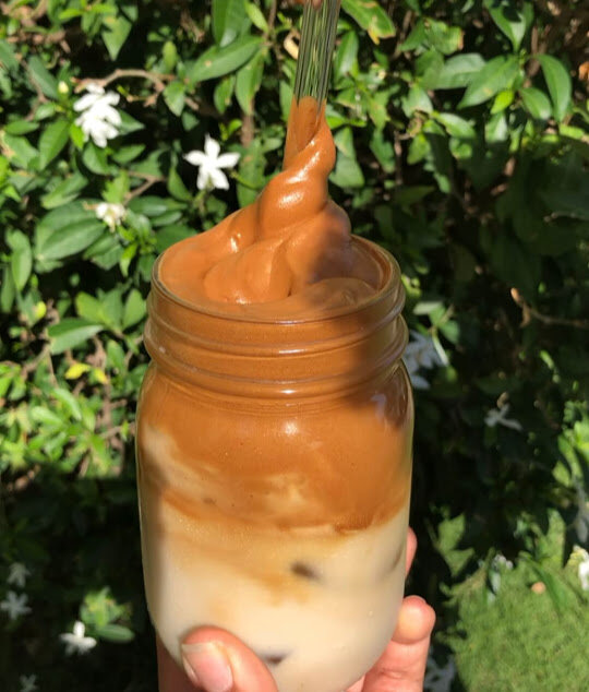 Взбитый кофе (Dalgona Coffee) - ЛУЧШАЯ вещь в мире! Это всего 3 ингредиента! Это пушистый и невероятно вкусный способ приготовить утренний кофе, и занимает всего 5 минут с  миксером! Вы можете сделать это горячим или холодным!