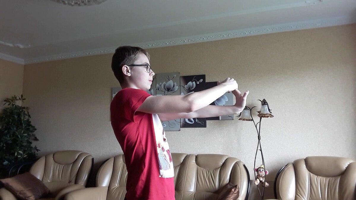 Растяжка предплечья стоя