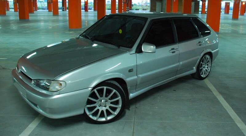 О этом авто можно рассказывать бесконечно , вместительный багажник для сада , много различного тюнинга на это авто , сам по себе автомобиль не прихотливый в обслуживании, и такую цену за это авто отдать можно.