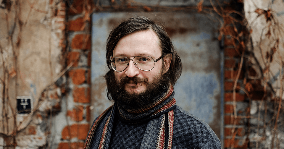 Об авторе. Станислав Владимирович Дробышевский — российский антрополог и популяризатор науки. Кандидат биологических наук, доцент кафедры антропологии биологического факультета МГУ им. М. В. Ломоносова, а также научный редактор портала Антропогенез.ру. Автор книг «Байки из грота. 50 историй из жизни древних людей» [2] и «Достающее звено» [3], последняя из которых вошла в шорт-лист премии «Просветитель» в 2017 году. Биомолекула уже публиковала рецензию на первую часть трилогии [1].
