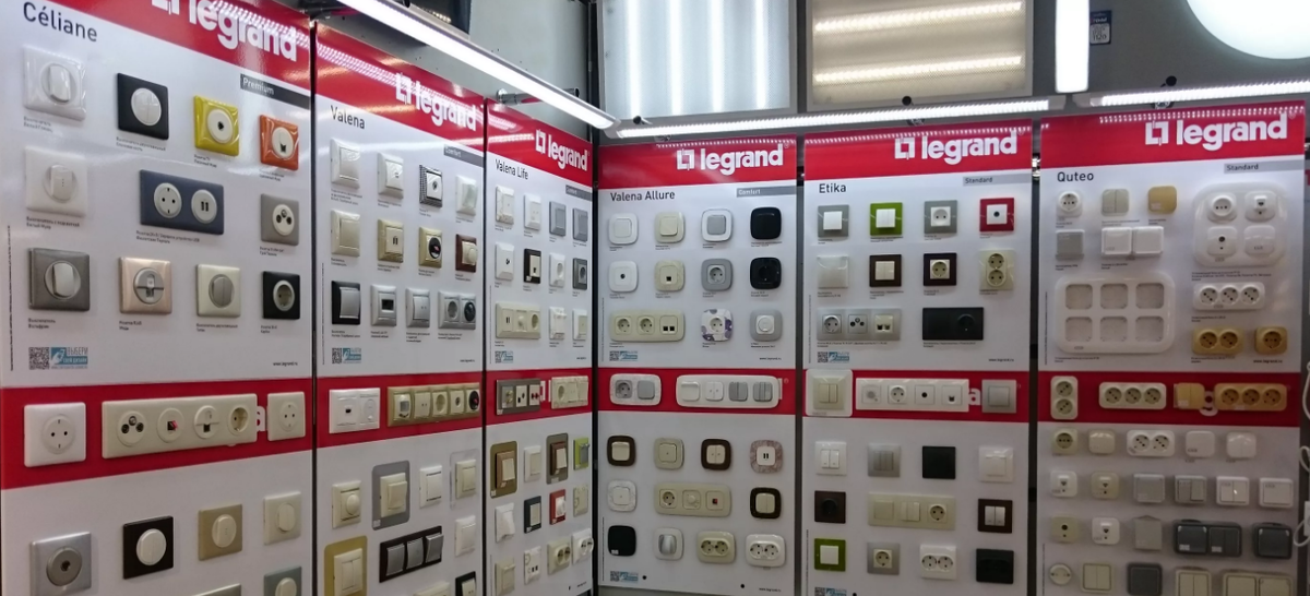 Фирма легран. Выключатель legrand celiane двухклавишный. Legrand etika выключатель. Логотип легран фирма. Легранд валена стенд.