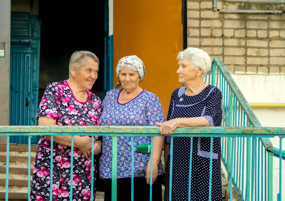 Бабушки сейчас. Бабушка соседка. Три бабки у подъезда. Бабки соседки. Старые старушки соседи.