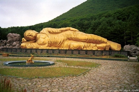 В нескольких минутах ходьбы от Королевского дворца Бангкока находится храм лежащего Будды Ват Пхо, соседствующий с еще одним не менее красивым храмом Изумрудного Будды. В тот храм несколько раз в год приезжает сам Король Таиланда. Попадая в каждый храм, вы увидите буйную палитру красок, эклектичность и вычурность.