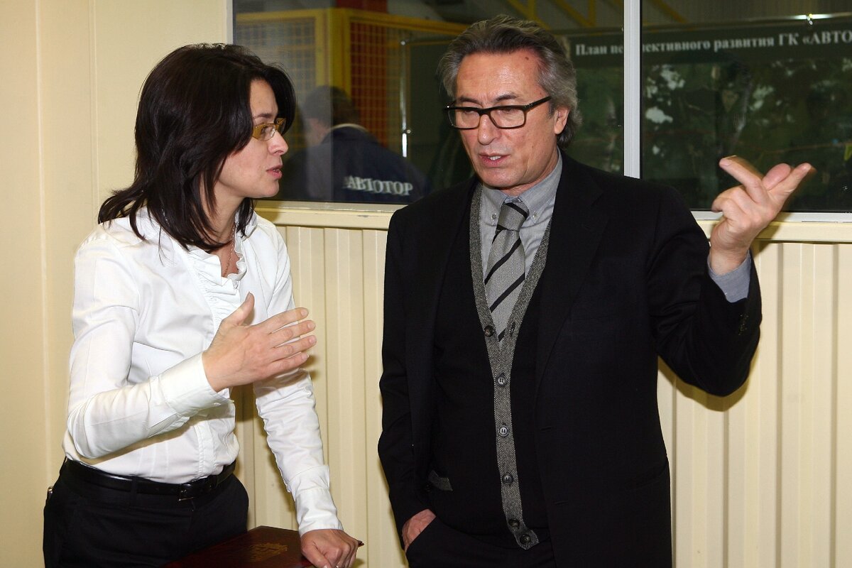 С Валерием Драгановым обсуждаем, что будем представлять журналистам (за перегородкой  представители 35 СМИ, Автотор, Калининград)