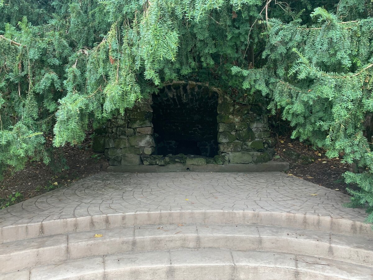 Таинственный грот, а может быть и не такой таинственный