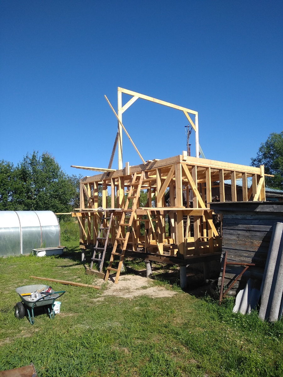 Центральная стойка под стропила.