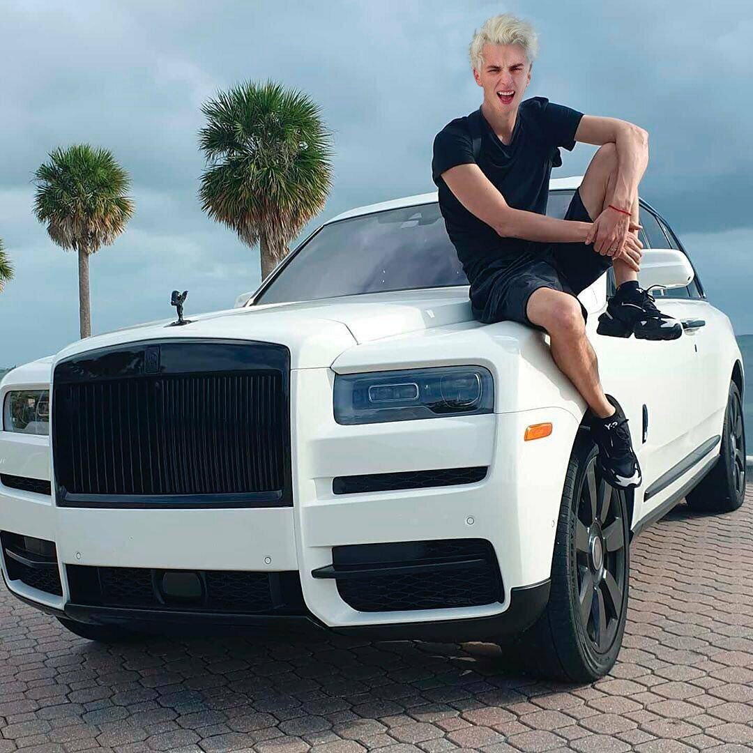 Влад любит только дорогие автомобили. Фото взято из инстаграма Влада https://www.instagram.com/a4omg/