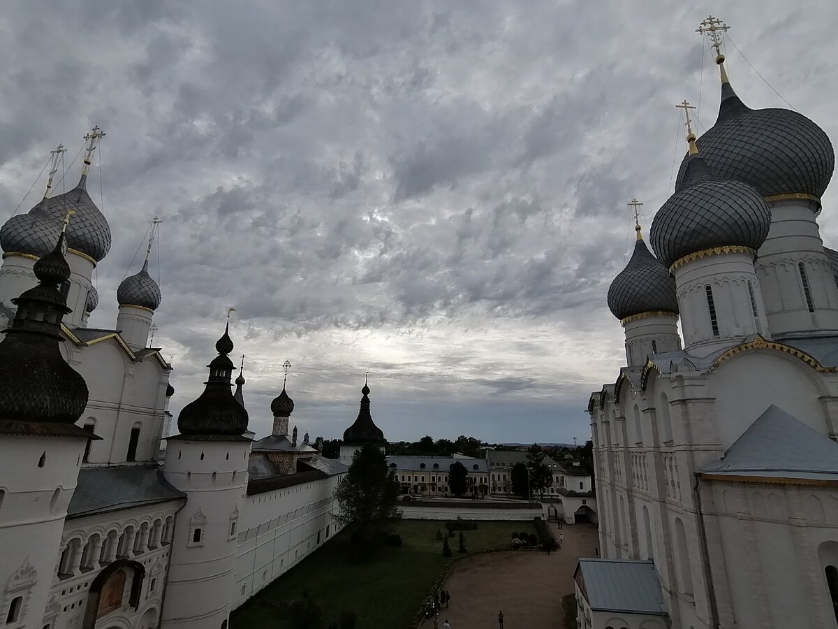 Святые ворота с надвратной церковью Воскресения (слева) и Успенский собор (справа)